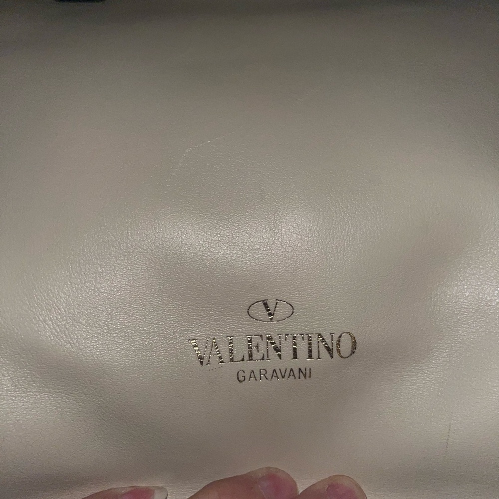 Valentino Garavani Ivory Leather Rockstud Trapeze Tote - Picture 14 of 14